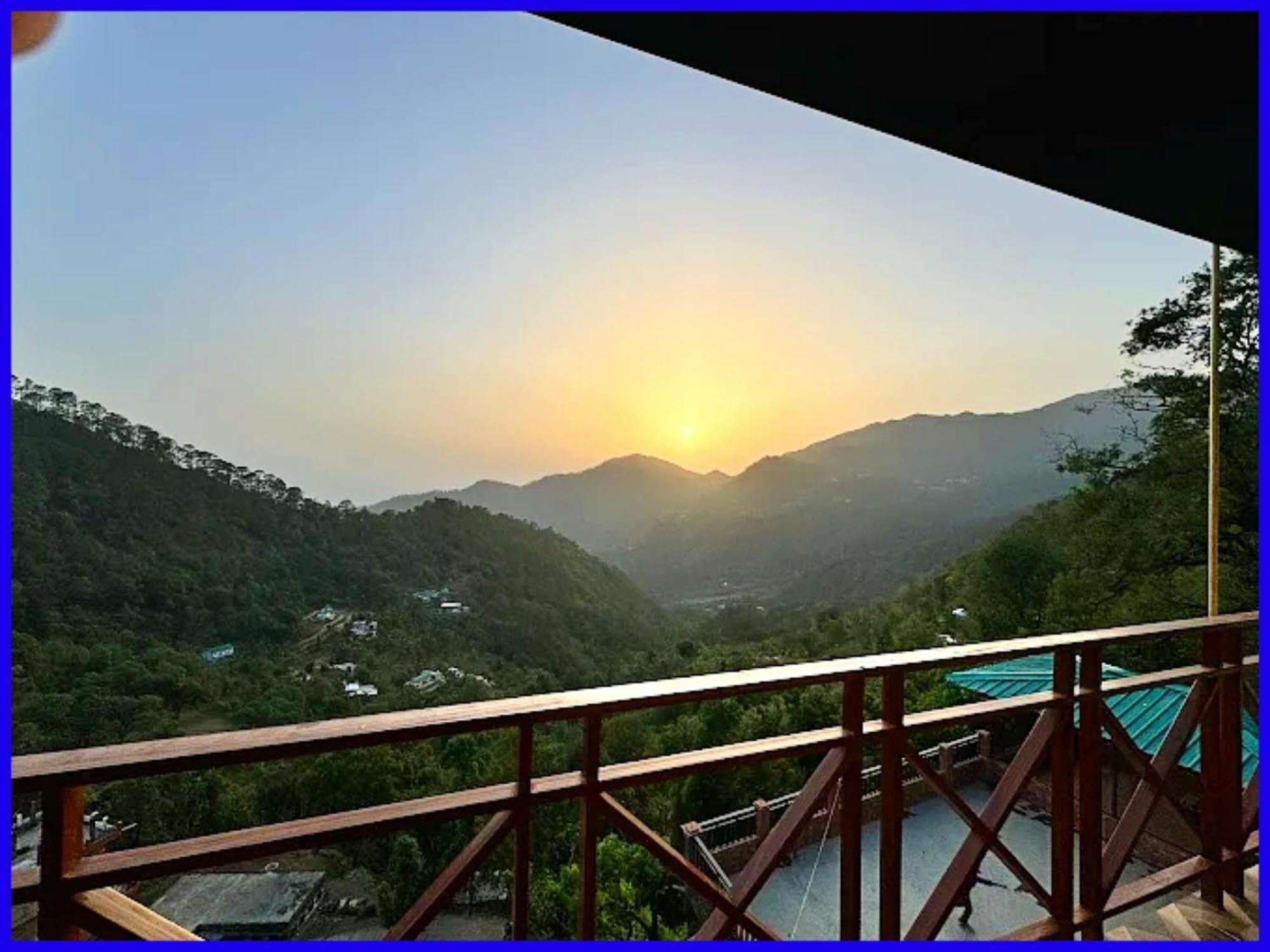 Uk Near Bus Stop - View And Mountain Valley View - Wi Fi - Service Available - Hotel